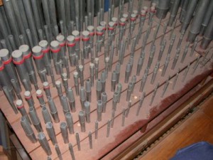 Een deel van het pijpwerk binnen in het orgel