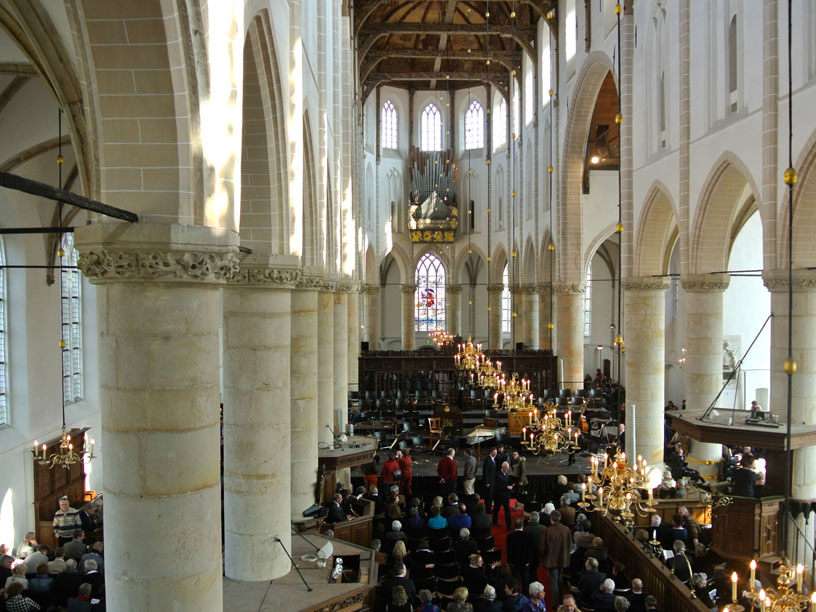 Het schip van de Grote Kerk Naarden naar het koor gezien.